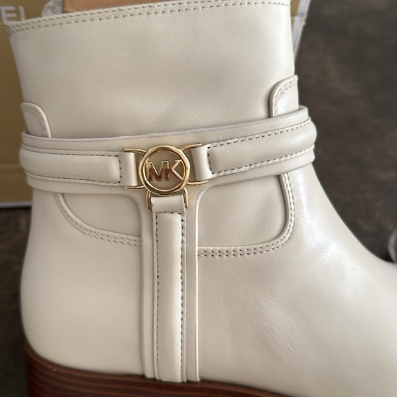 Michael Kors Women's Off White Ankle Boots with Gold Hardware! NWT 6.5 - Picture 4 of 7